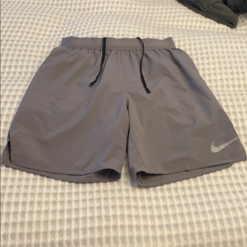 Nike men’s gray shorts